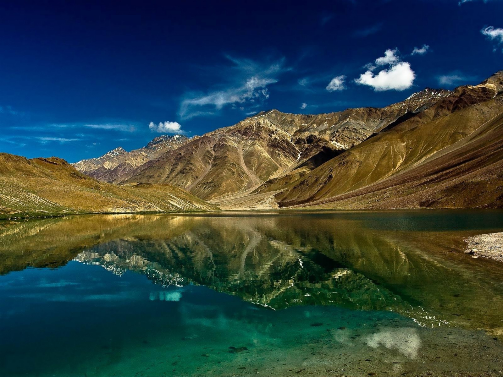 Красивое горное озеро