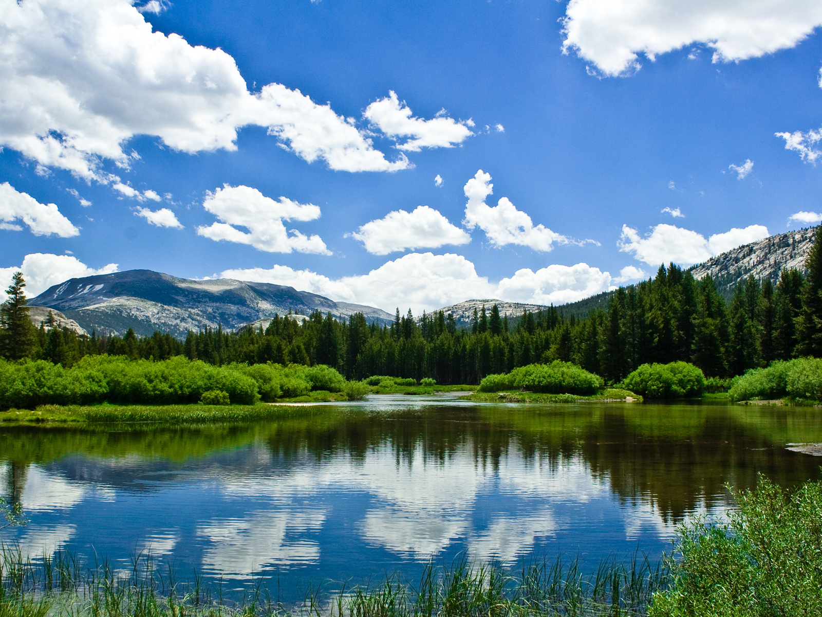 Облака отражаются в воде озера