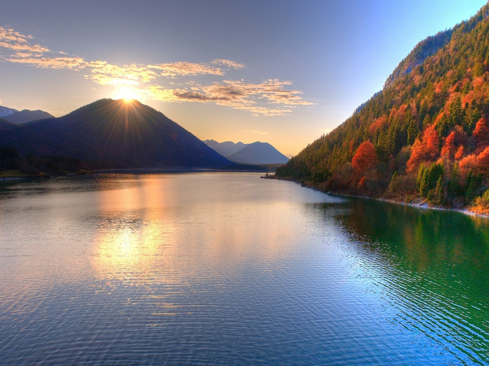 Озеро среди осеннего леса