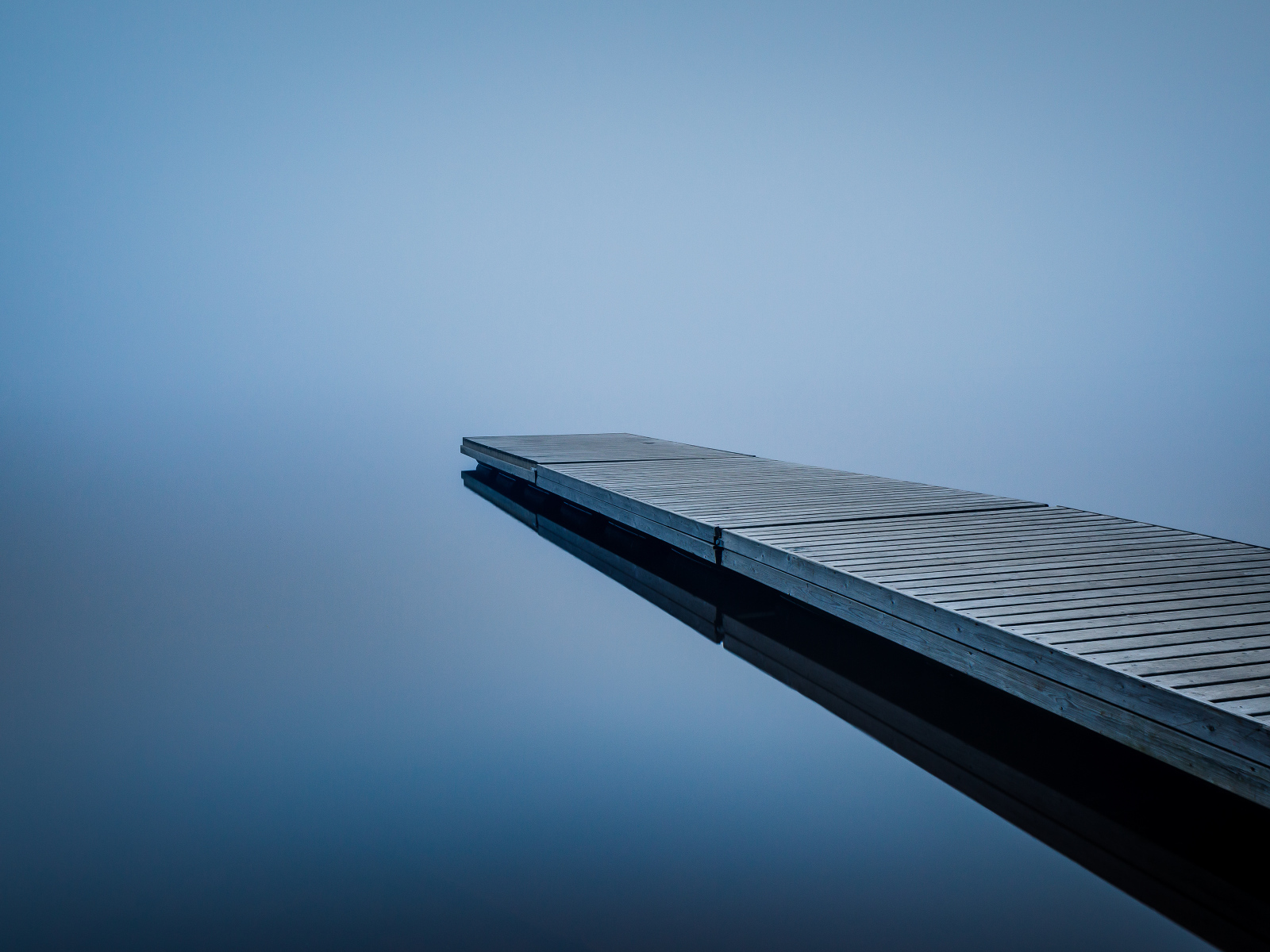 Одинокий мост у озера