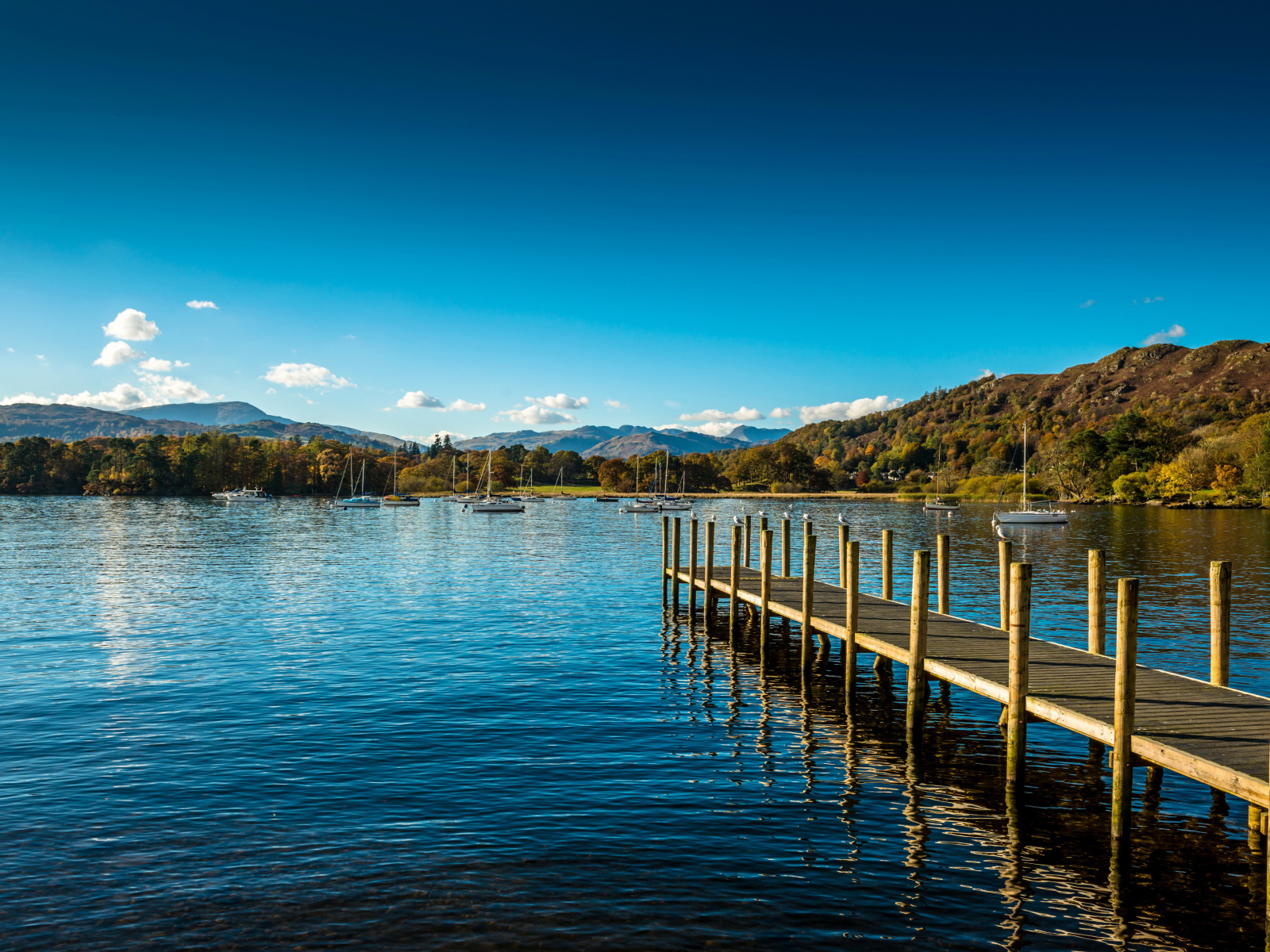Причал для лодок на озере