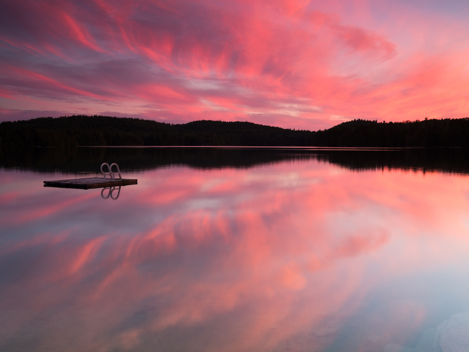 Отражение розового неба в озере