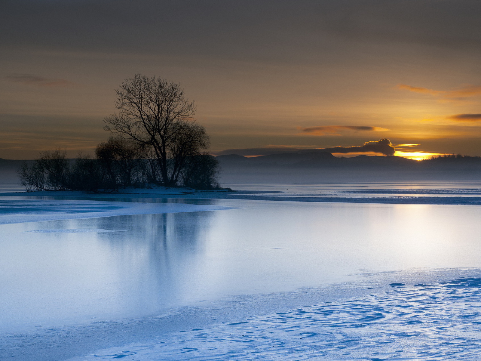 Закат над голубым озером