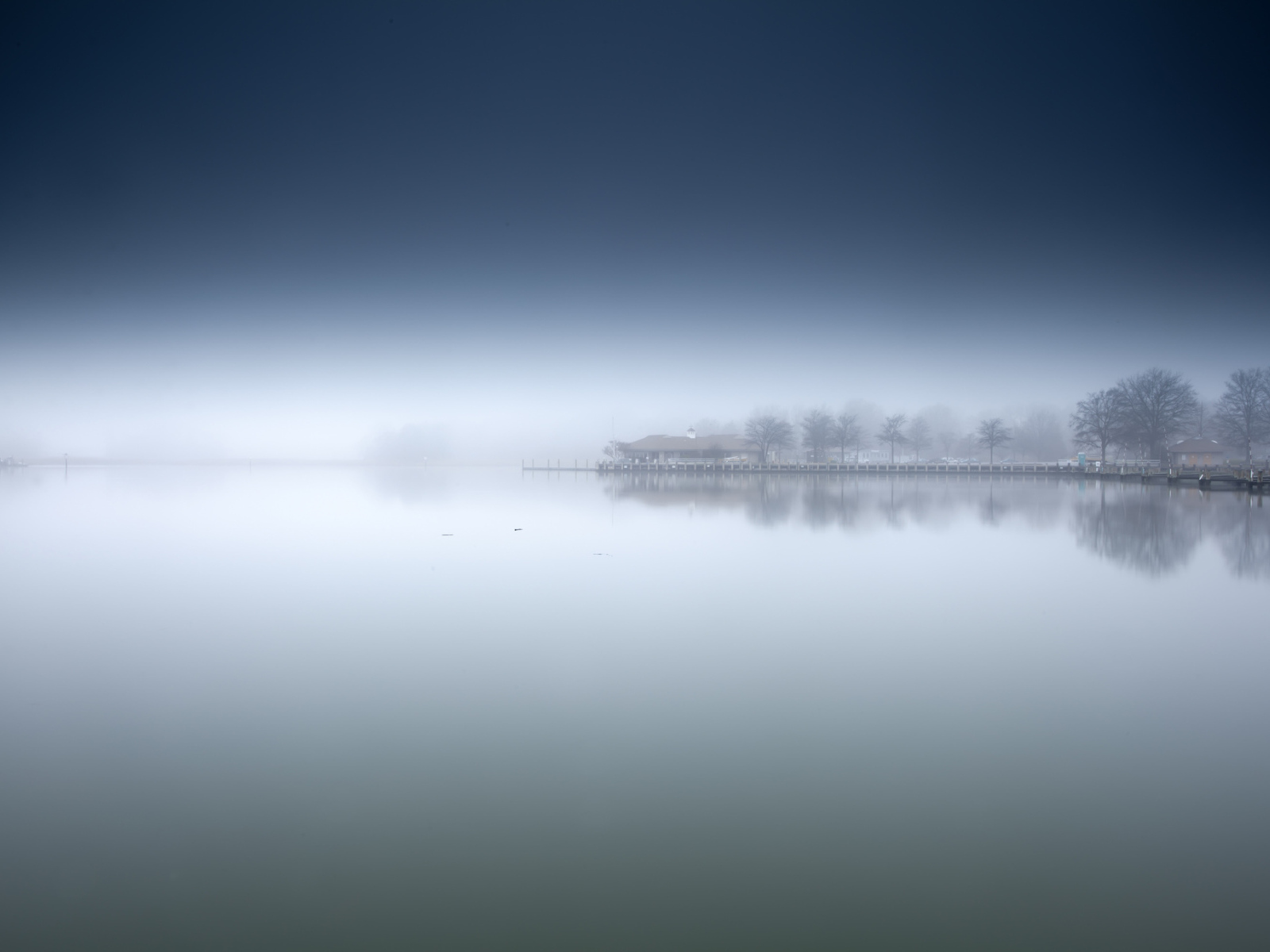 Берег озера в тумане