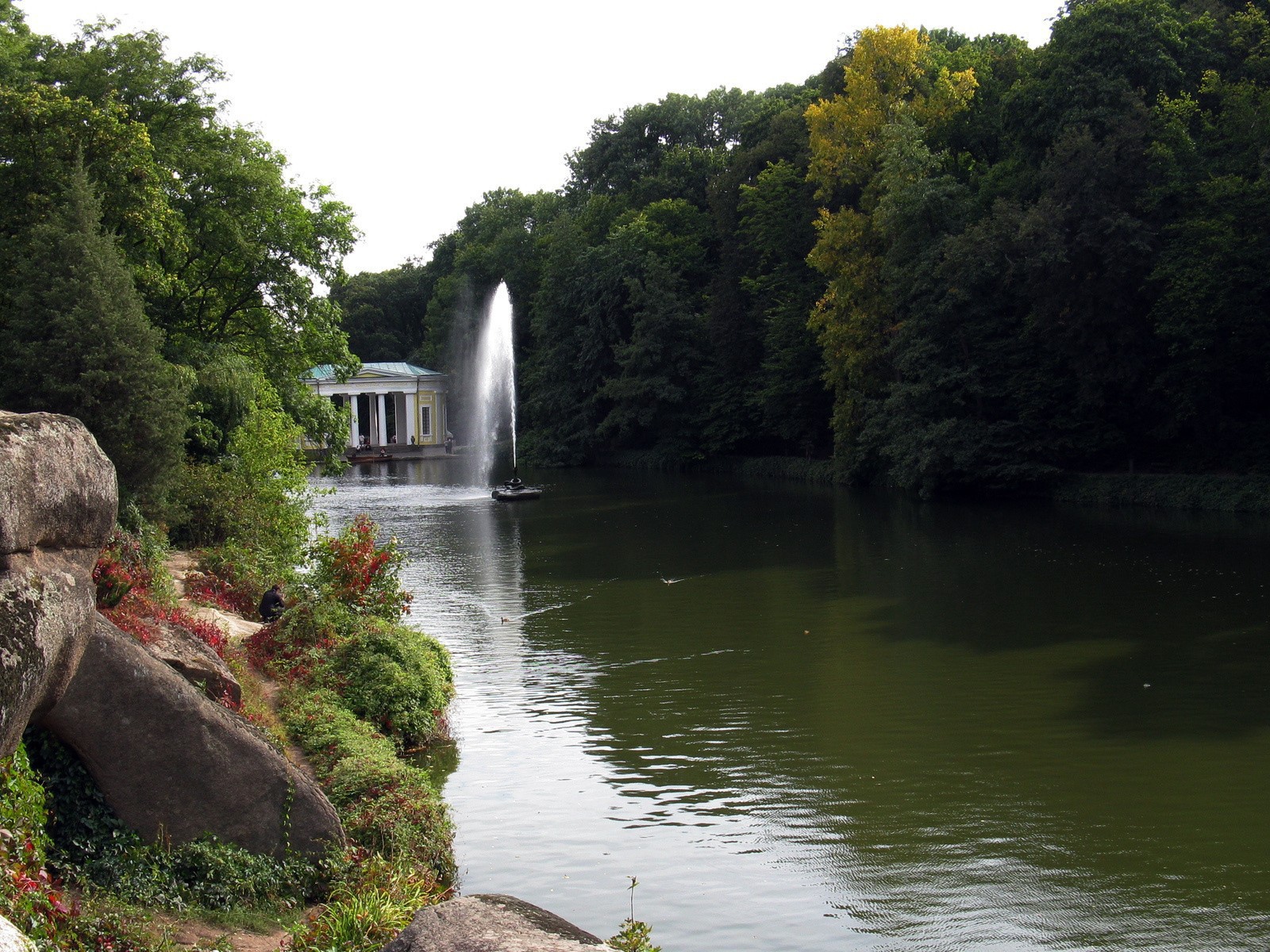 Река с фонтаном