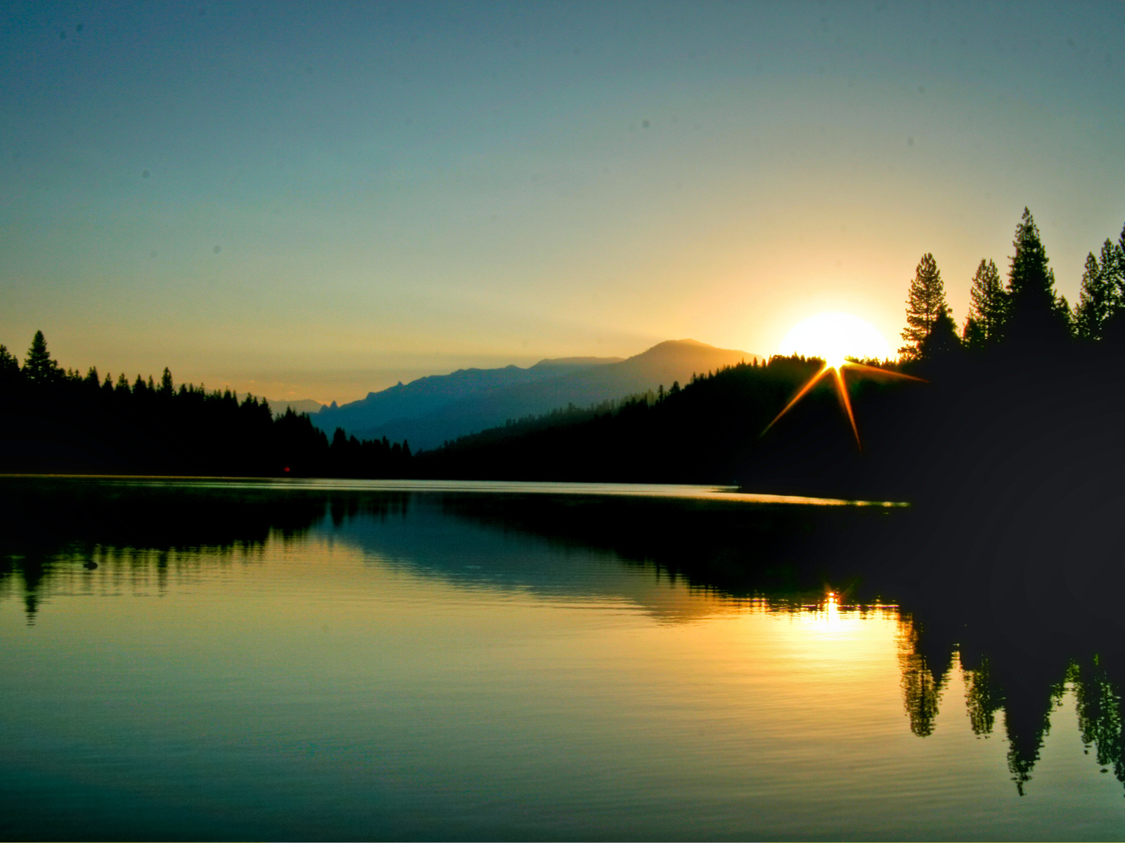 Утро на горном озере