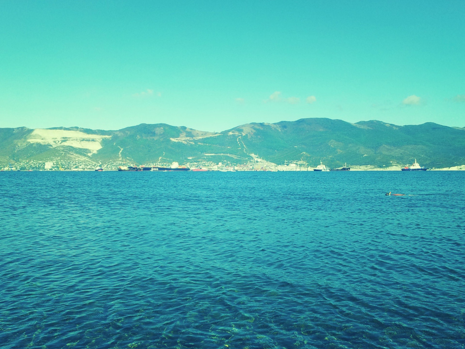 Синее море и зеленые горы