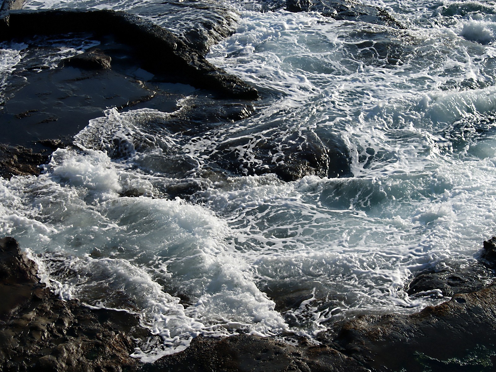 Бушующее  море у берега