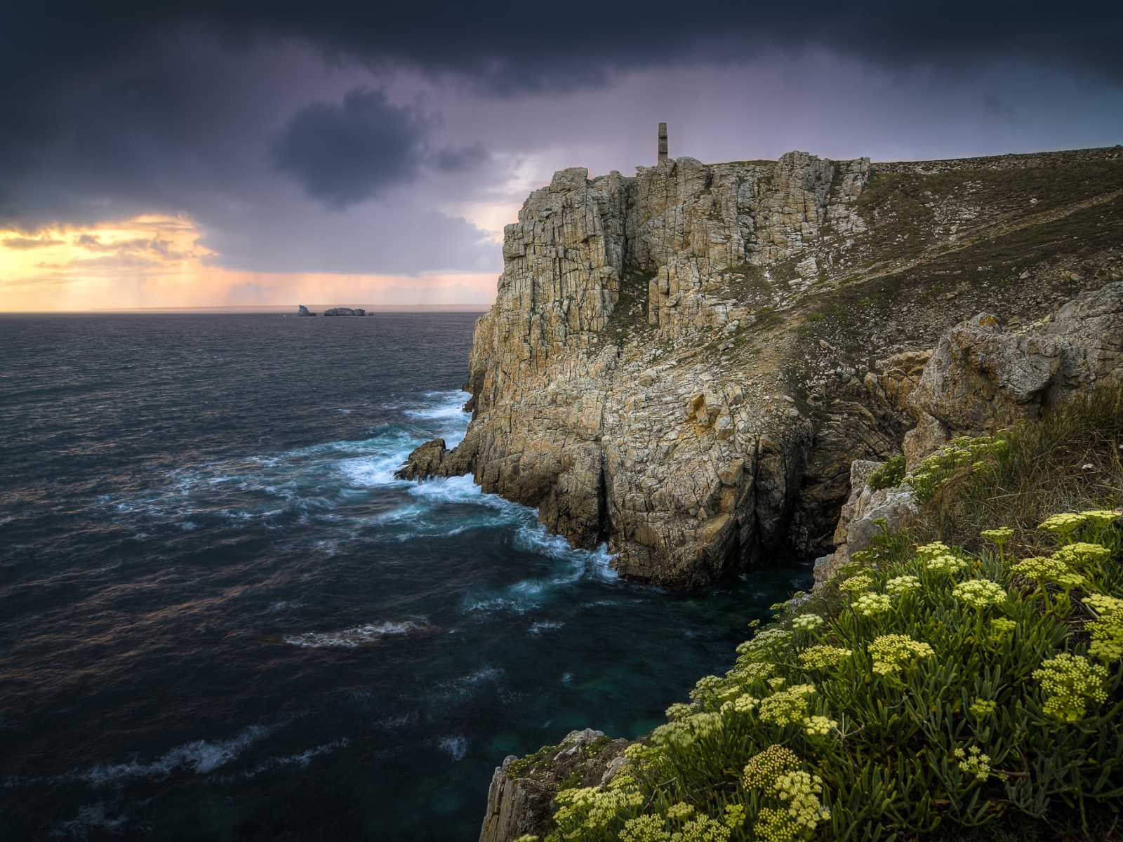 Обрывистая скала у моря