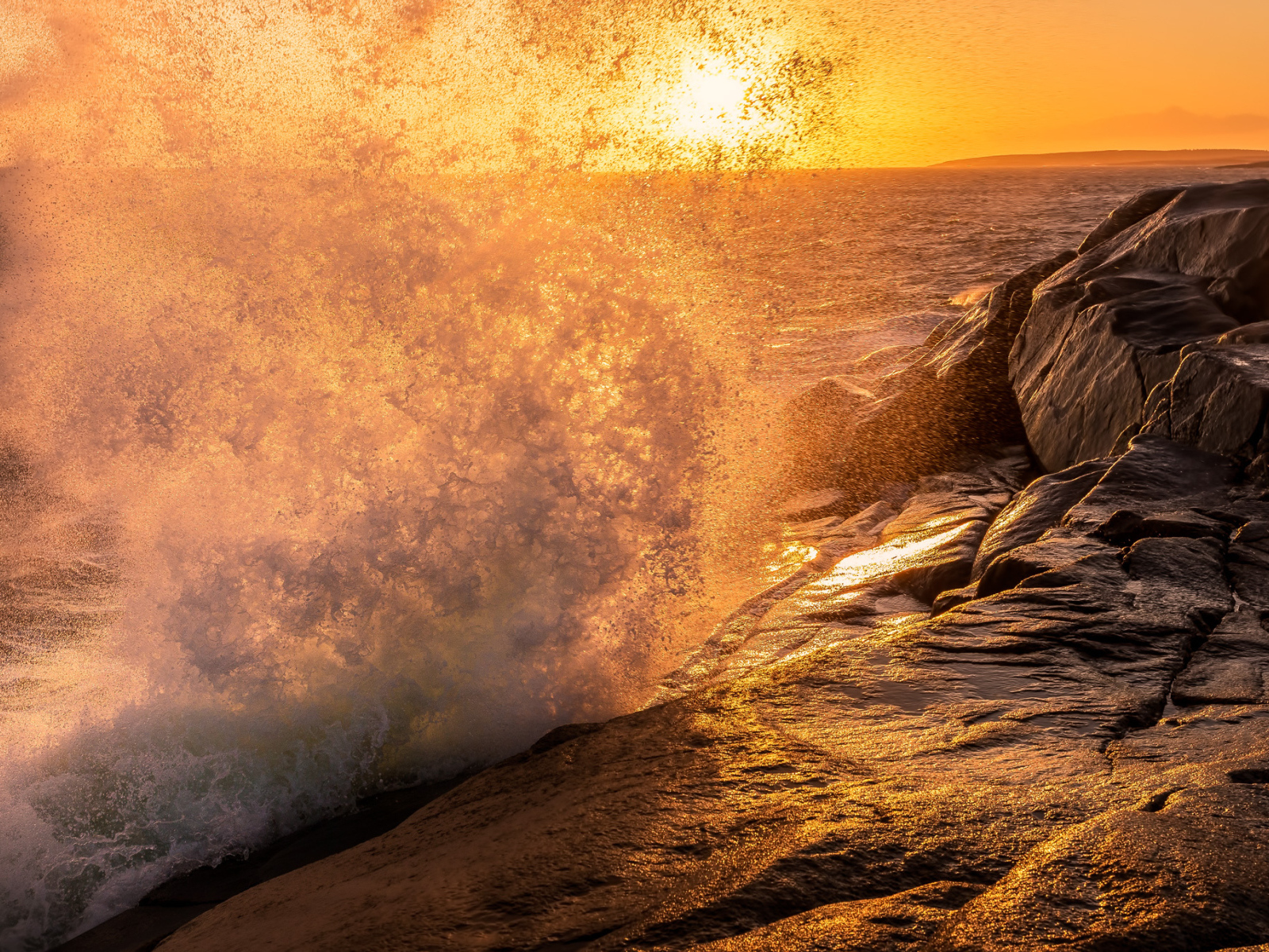 Морской прибой у берега