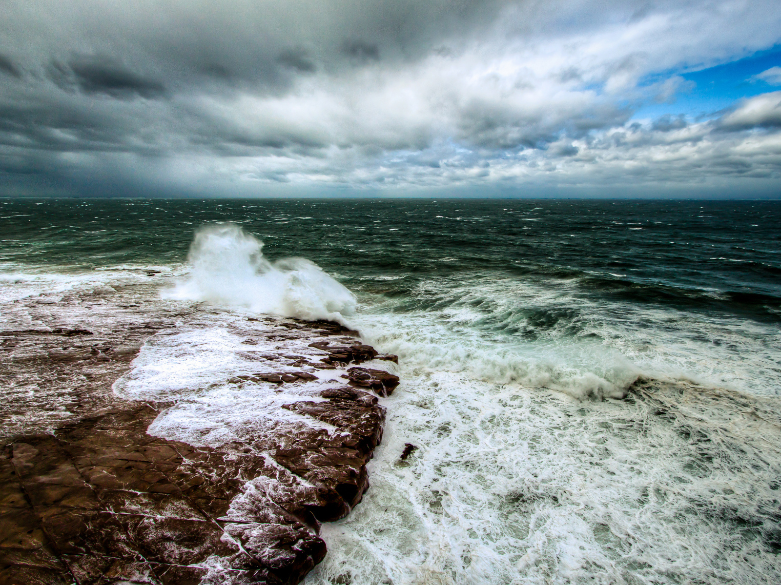 Темный цвет моря