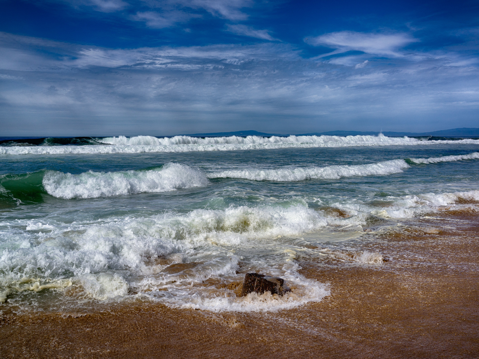 Вид на штормящее море