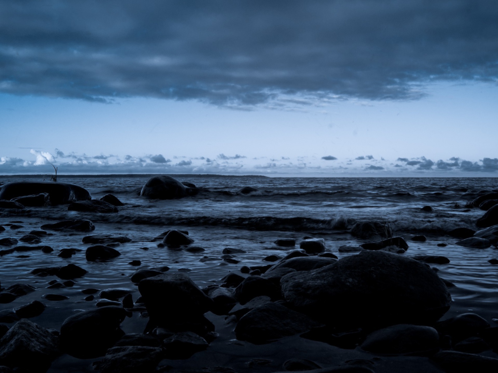 Черные камни на берегу моря