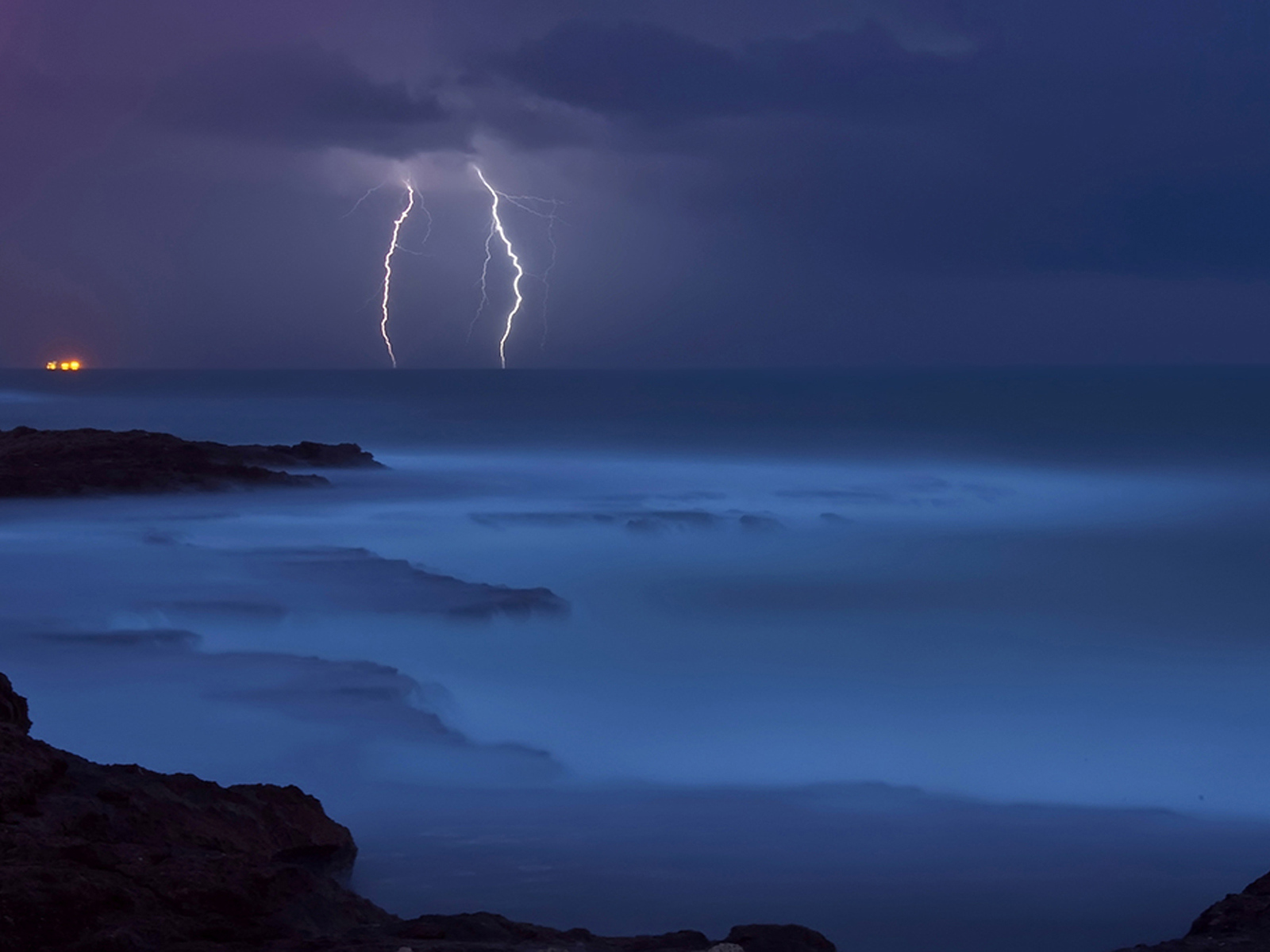 Гроза на море