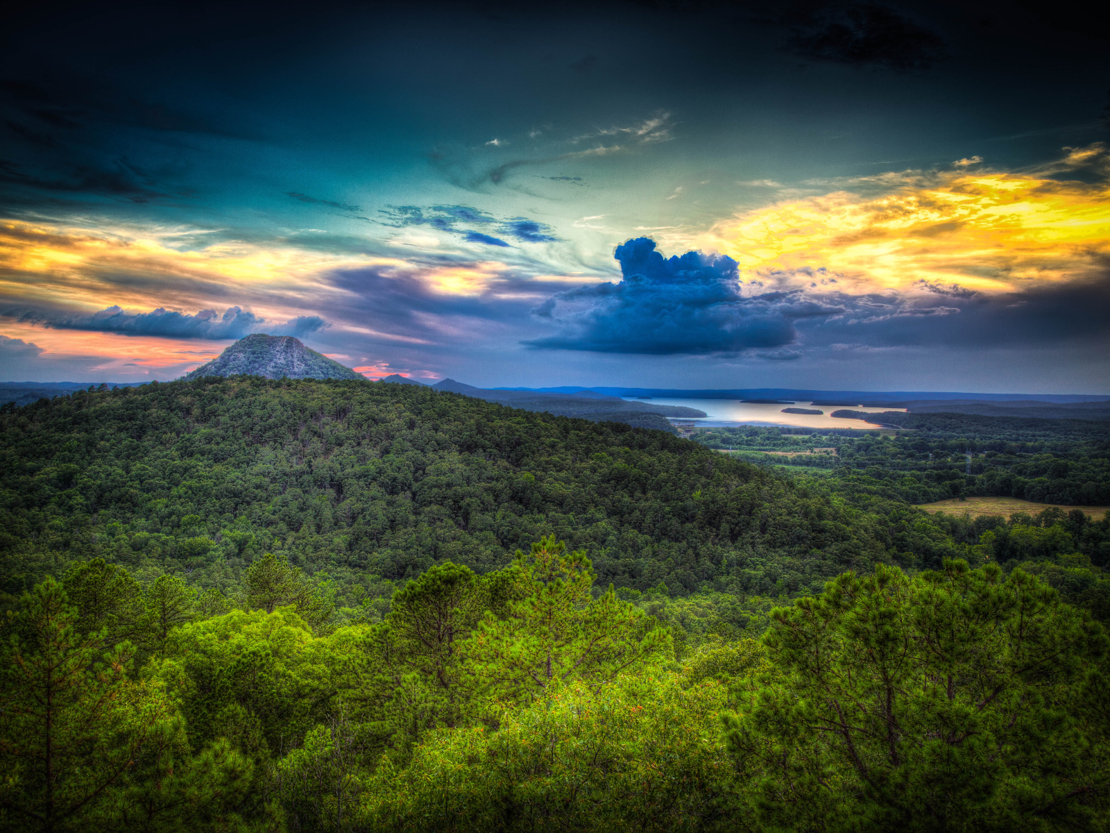 Живописный закат над равниной
