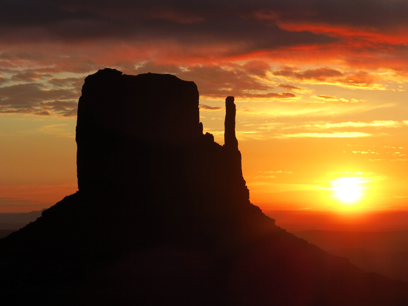 Красивый закат в Долине монументов