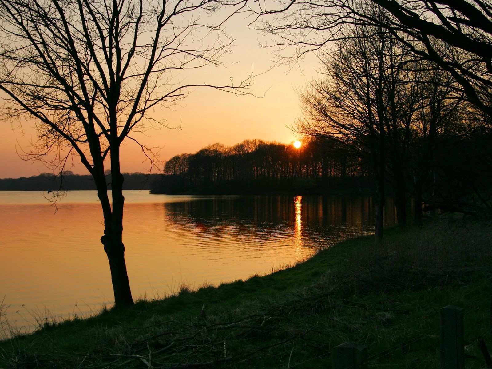 Вечер на тихом озере