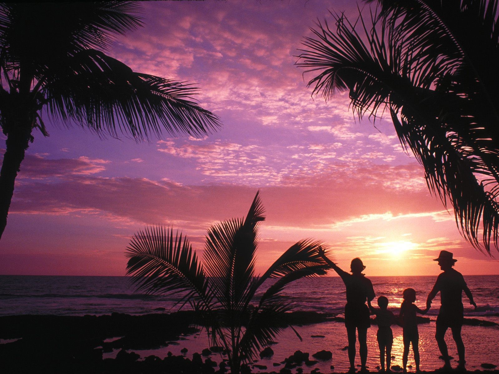 Люди провожают солнце