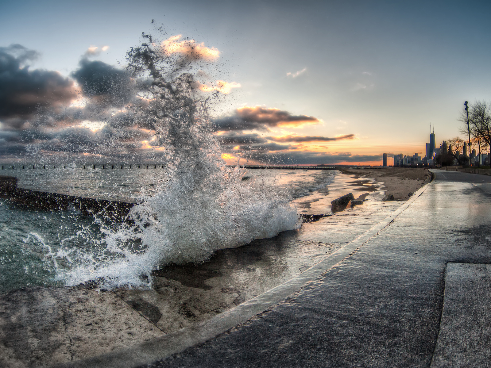 Всплеск волны перед закатом