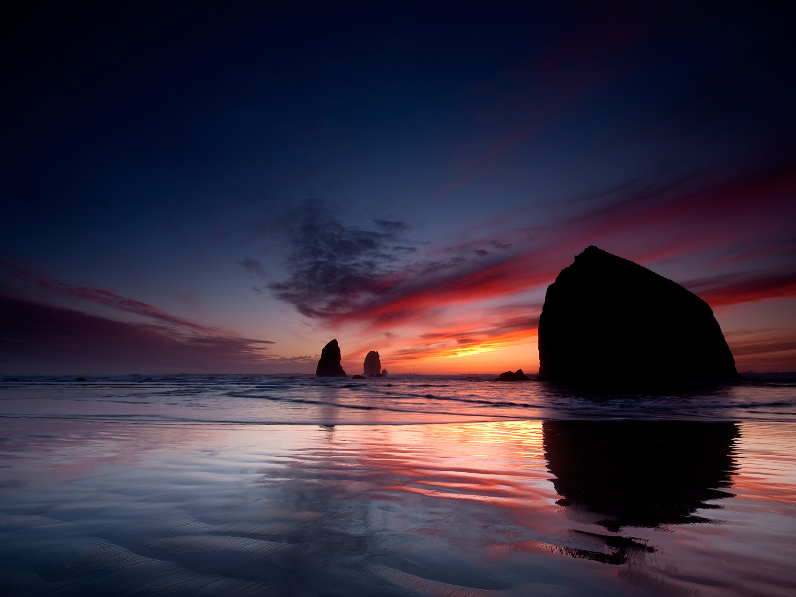 Закат за скалами