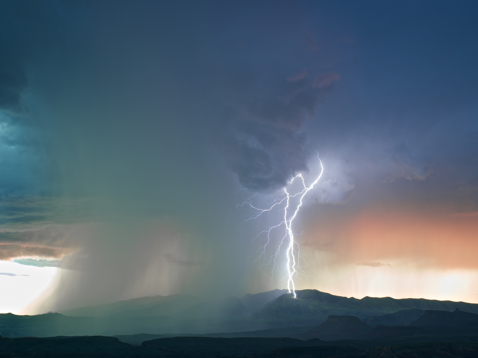 Закат во время грозы