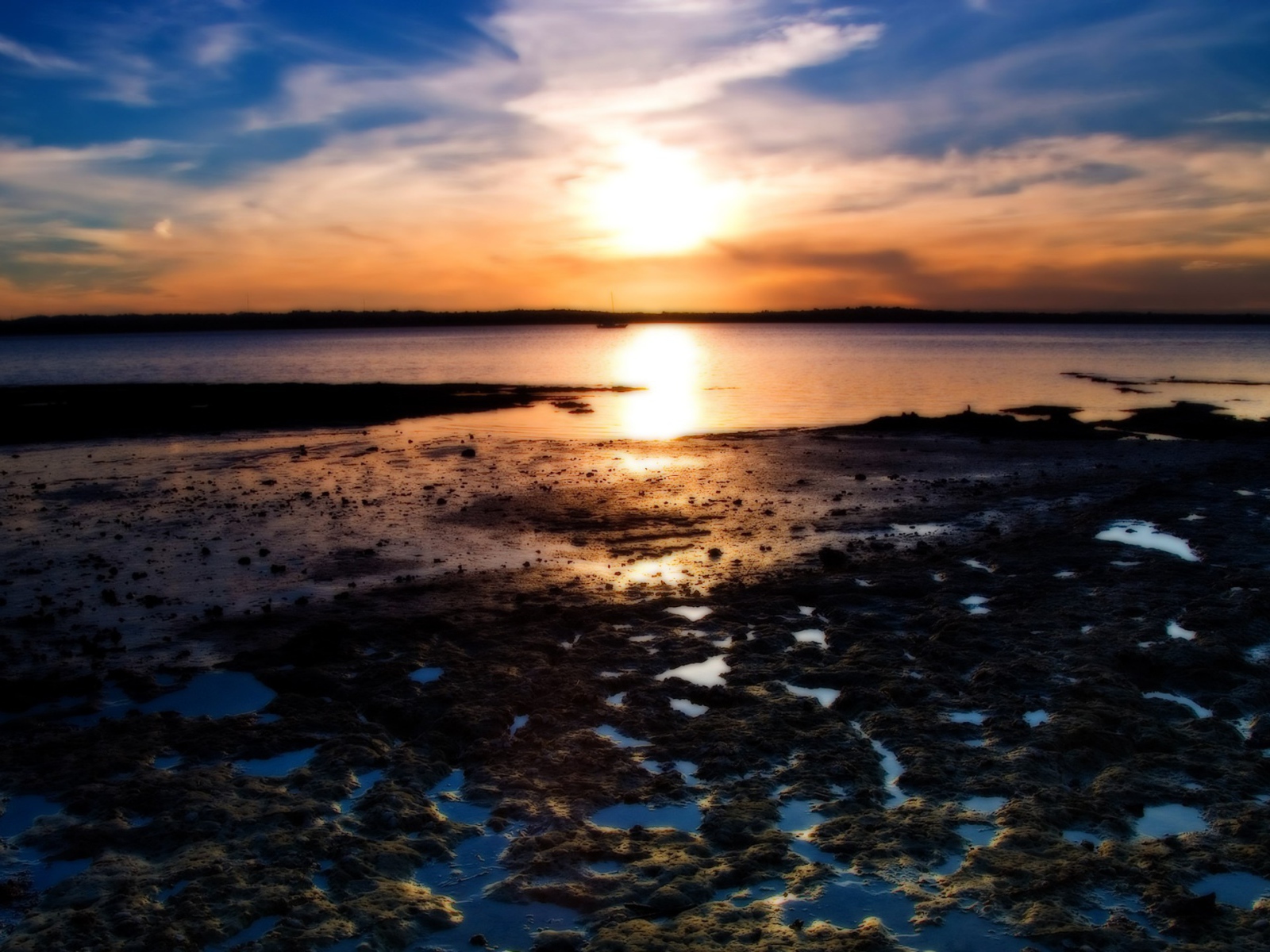 Закат на озере