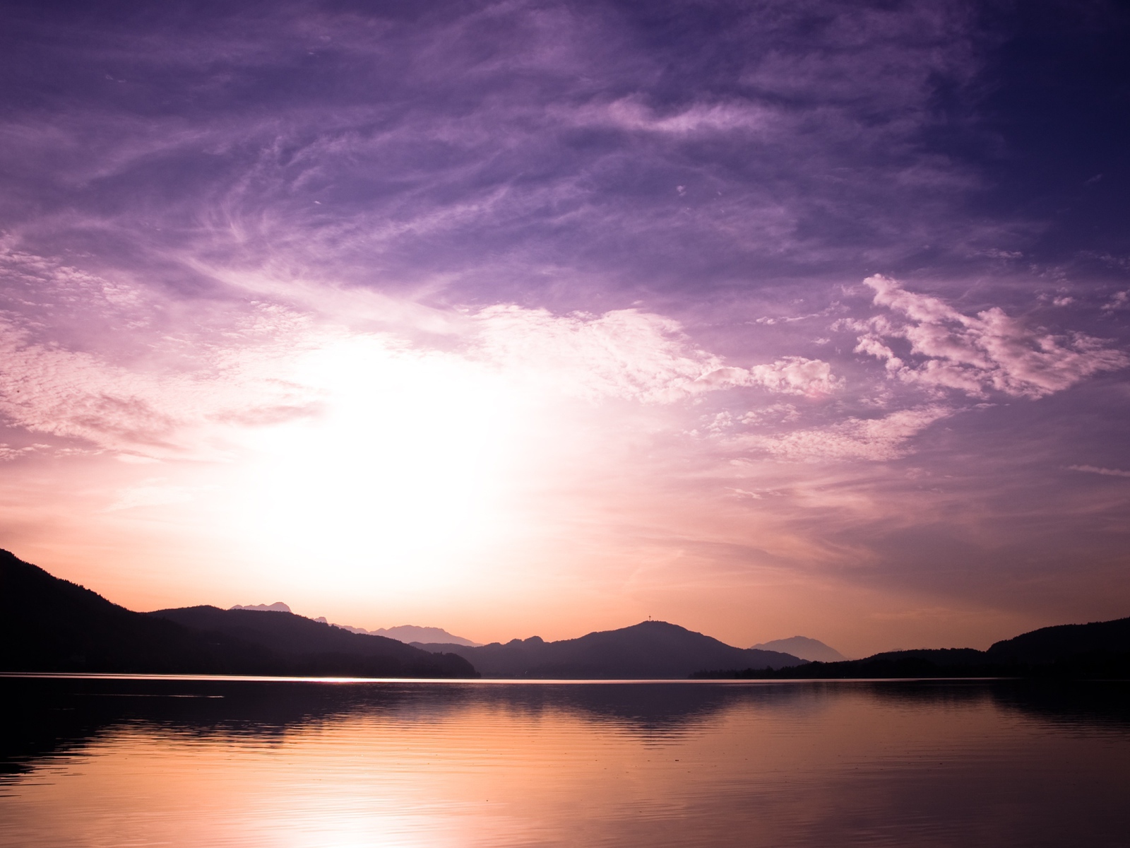 Закат у озера