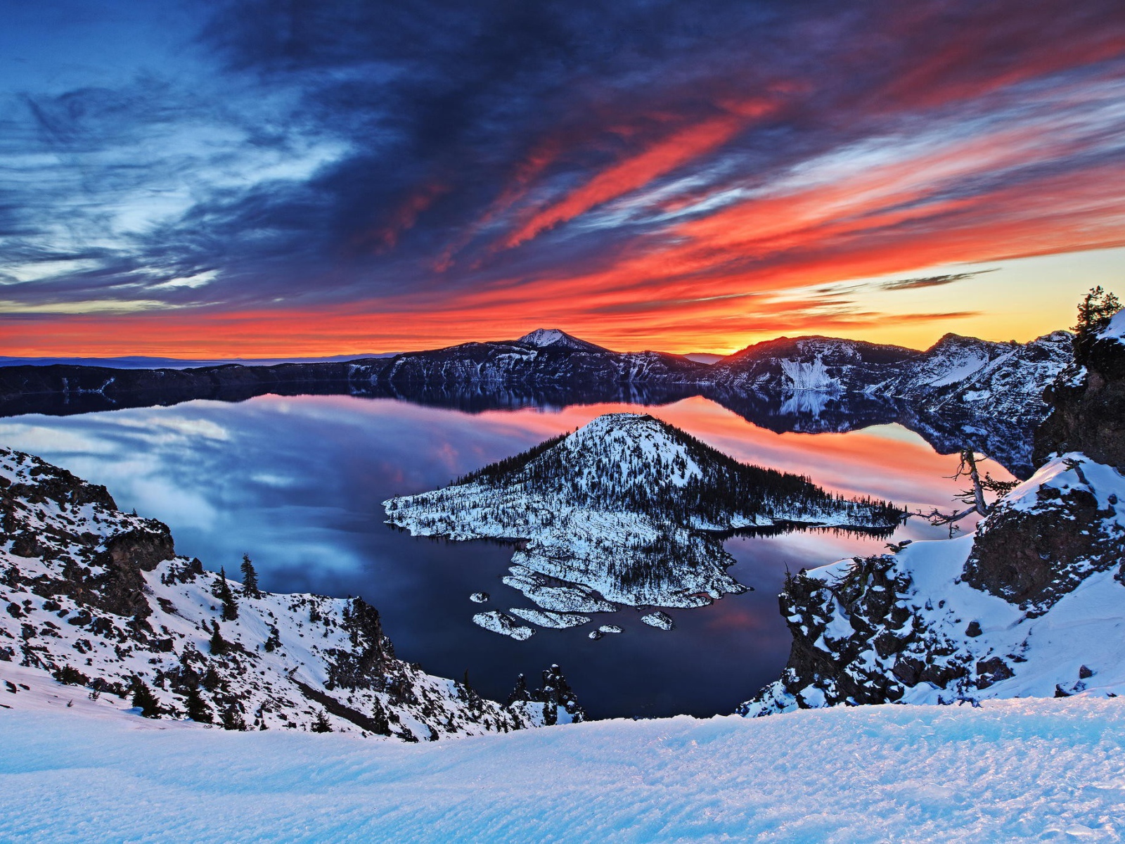 Закат над горным озером