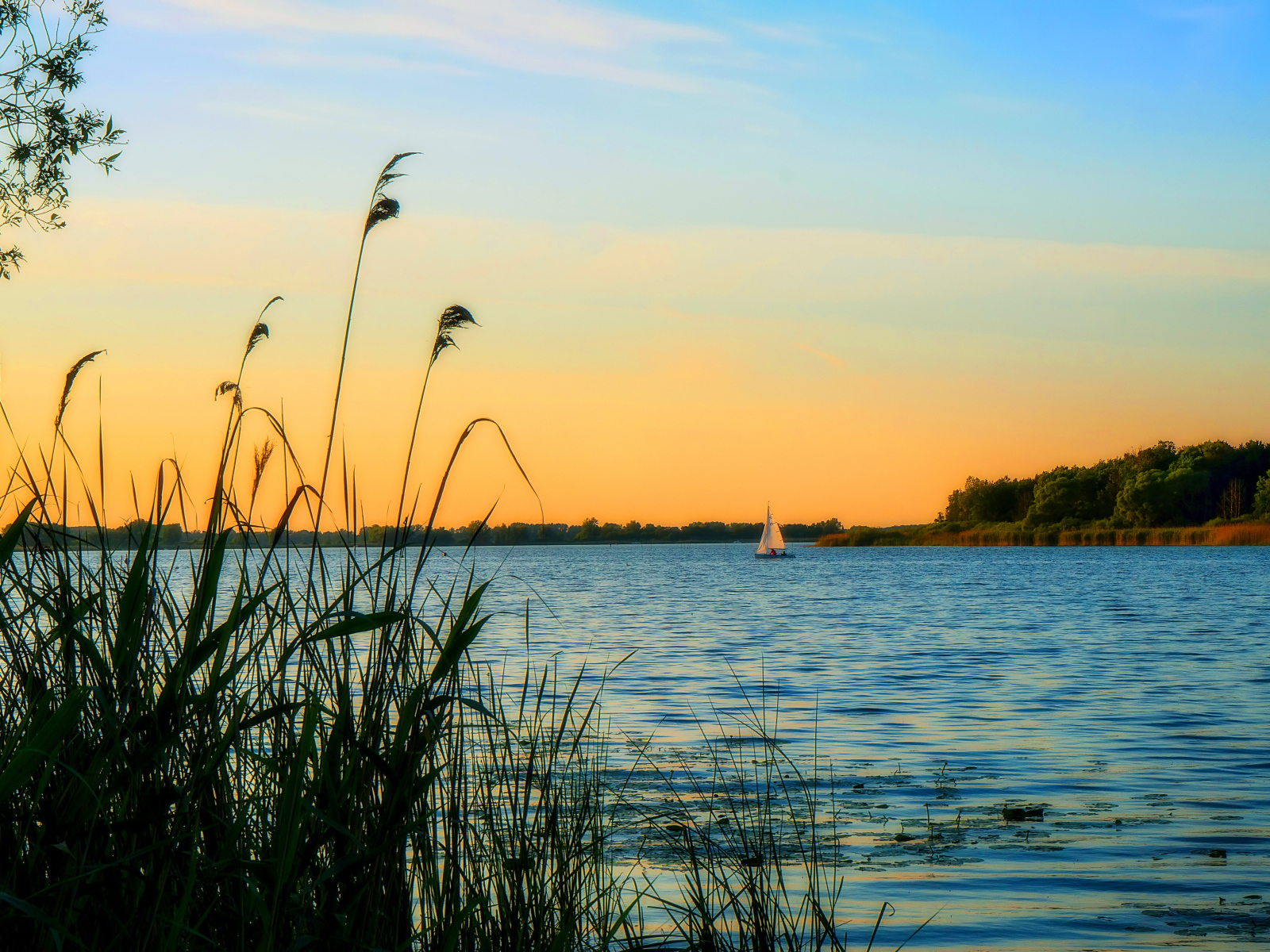 Закат над озером