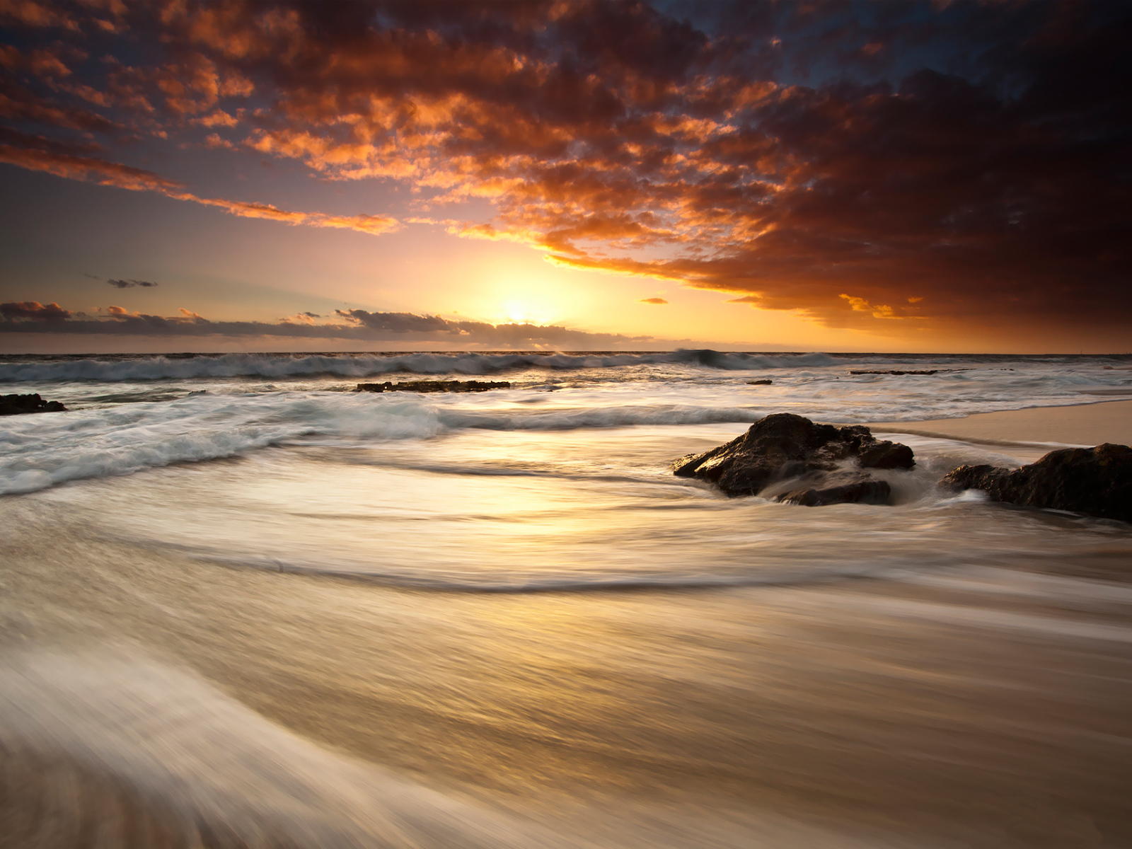 Закат на теплом море