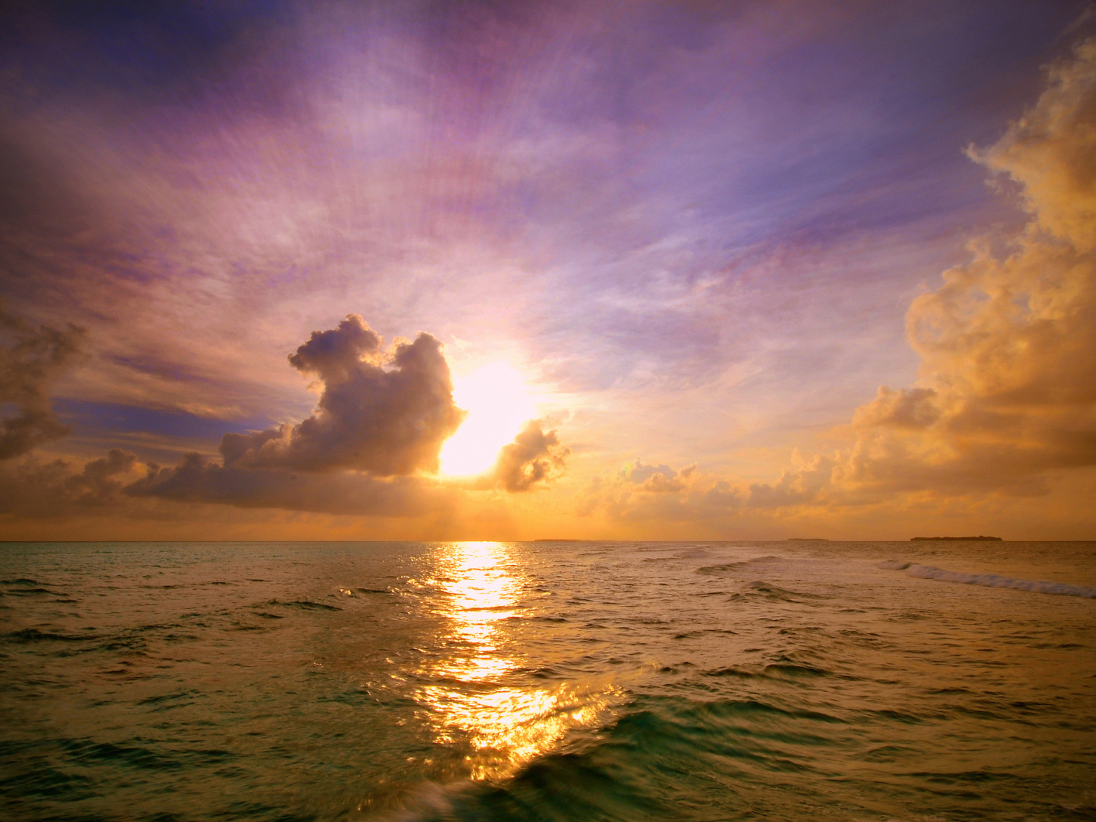 Закат над морскими волнами