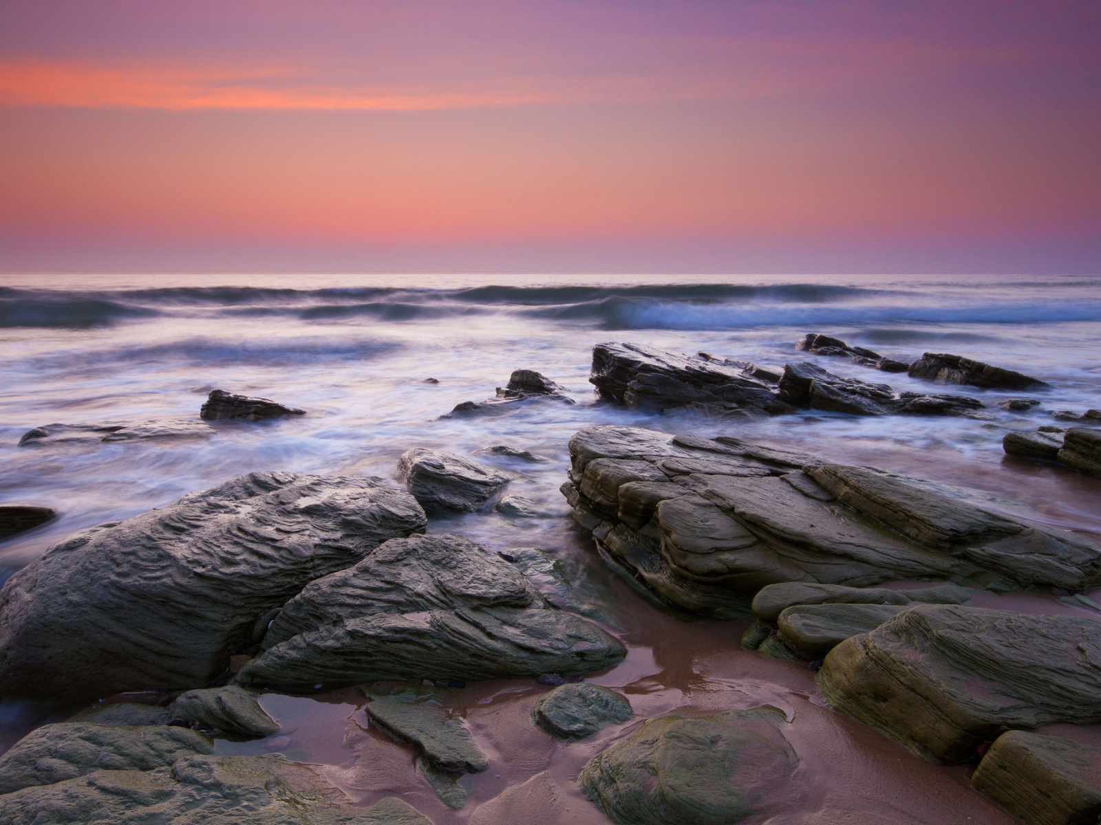 Волна накатывается на берег