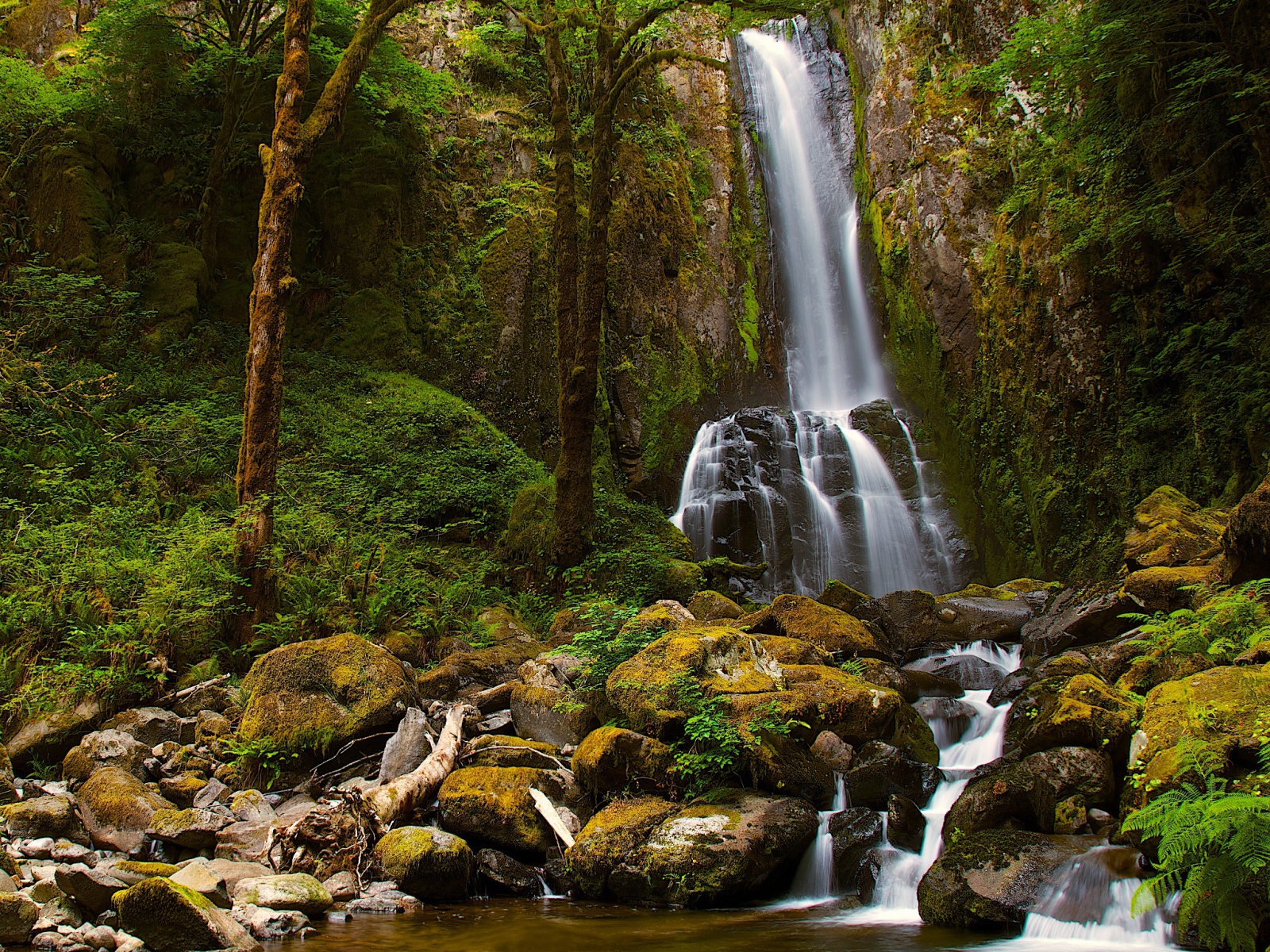 Водопад со скалы