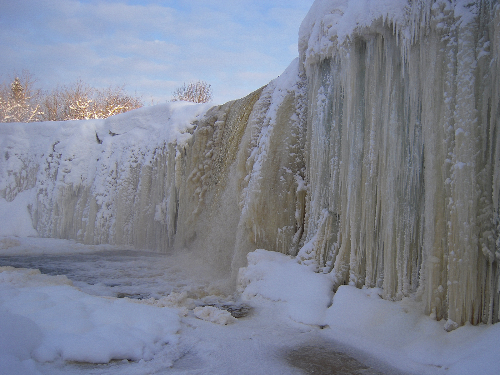 Замерзший водопад Ягала