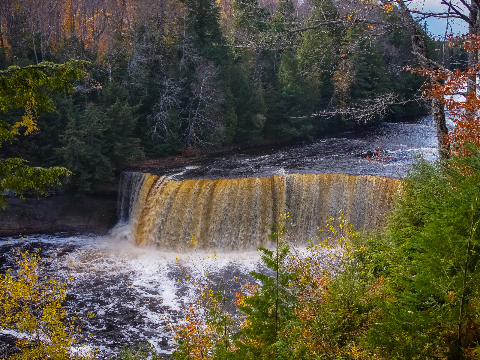 Коварный водопад среди леса