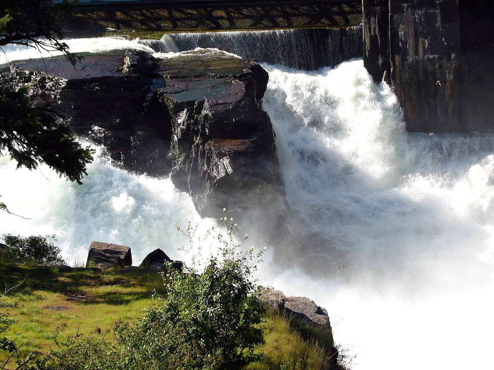 Водопад пенится среди скал