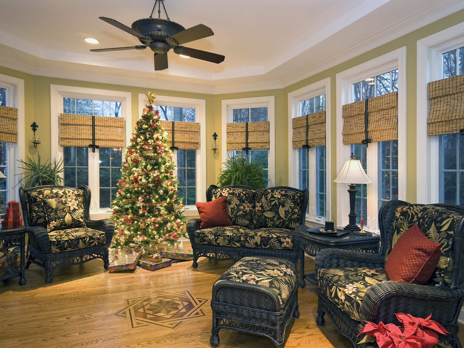 Елка в гостиной на Новый год 2015