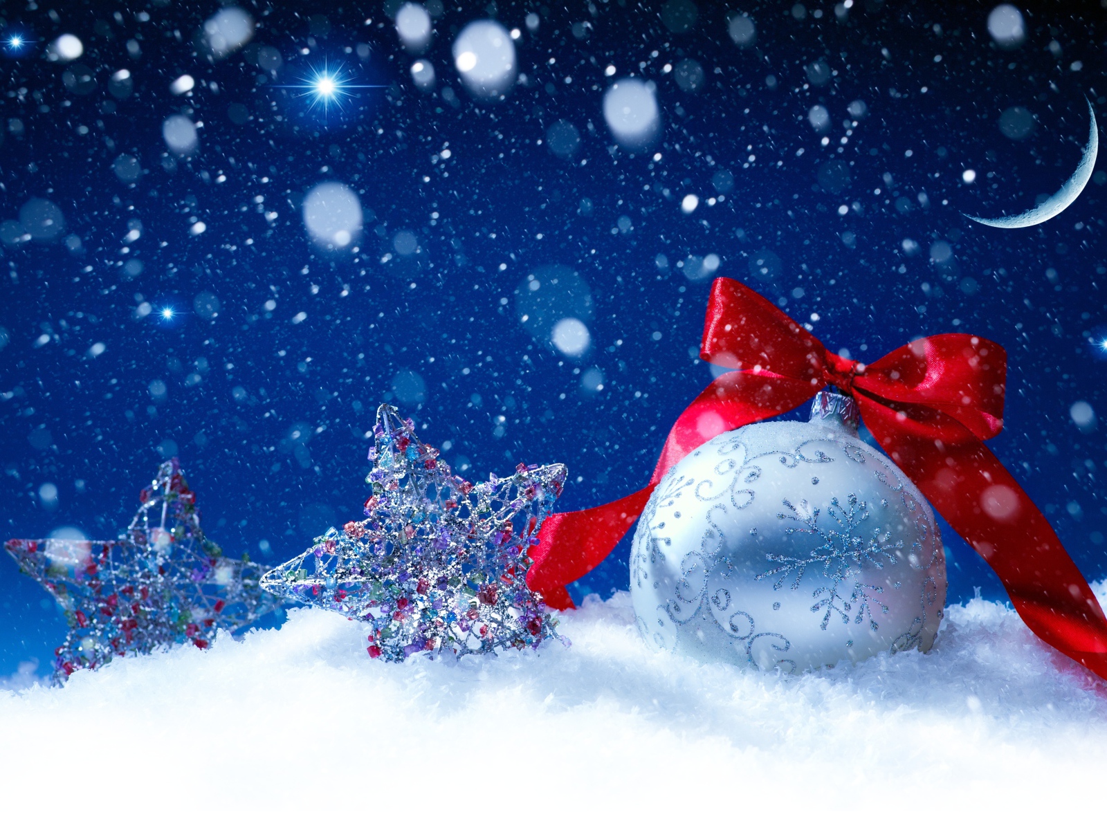 Белый шар с красной лентой