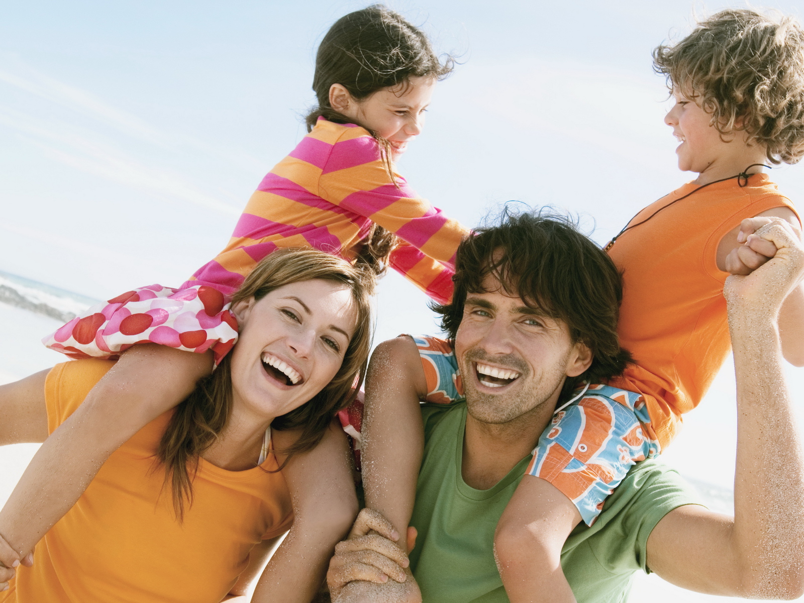 Семья с детьми у моря