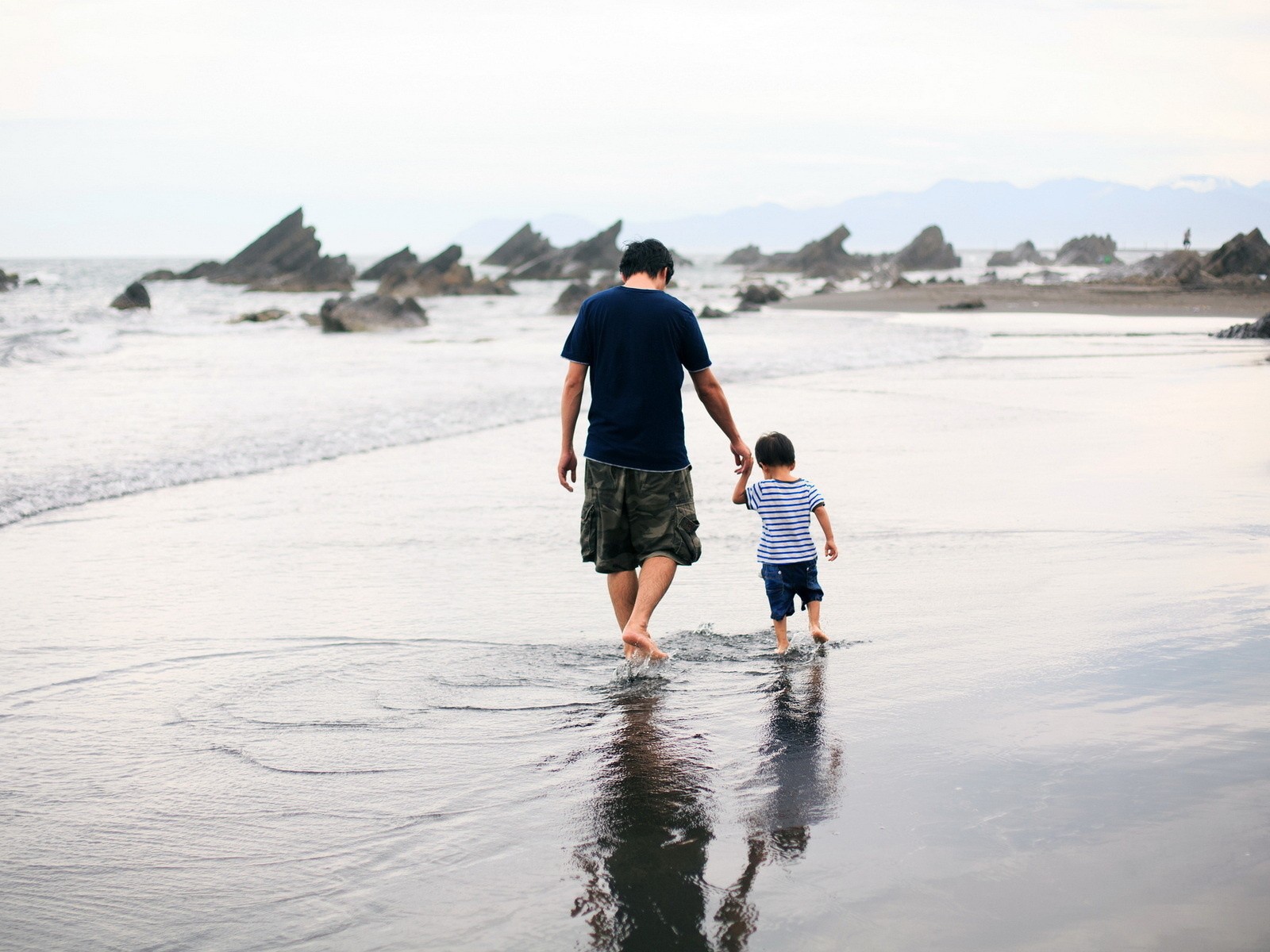 Отец с сыном гуляют по воде