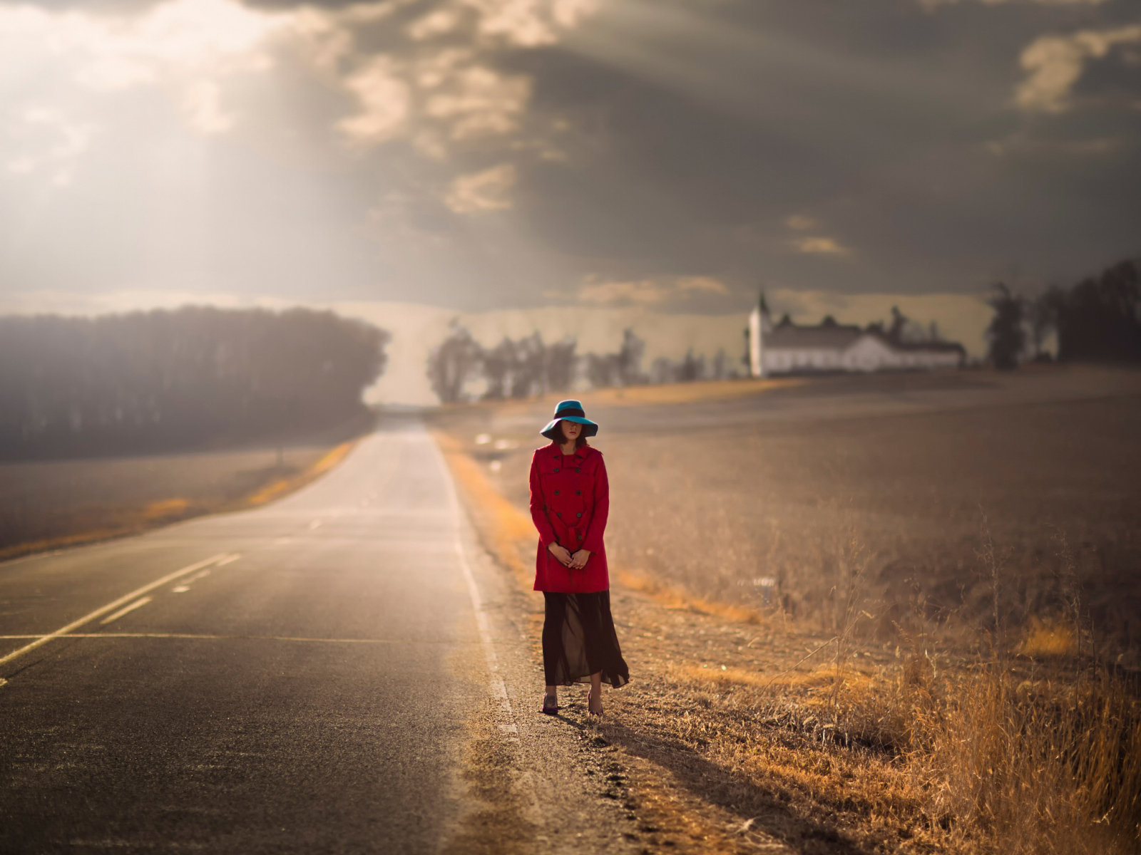 Женщина в красном пальто