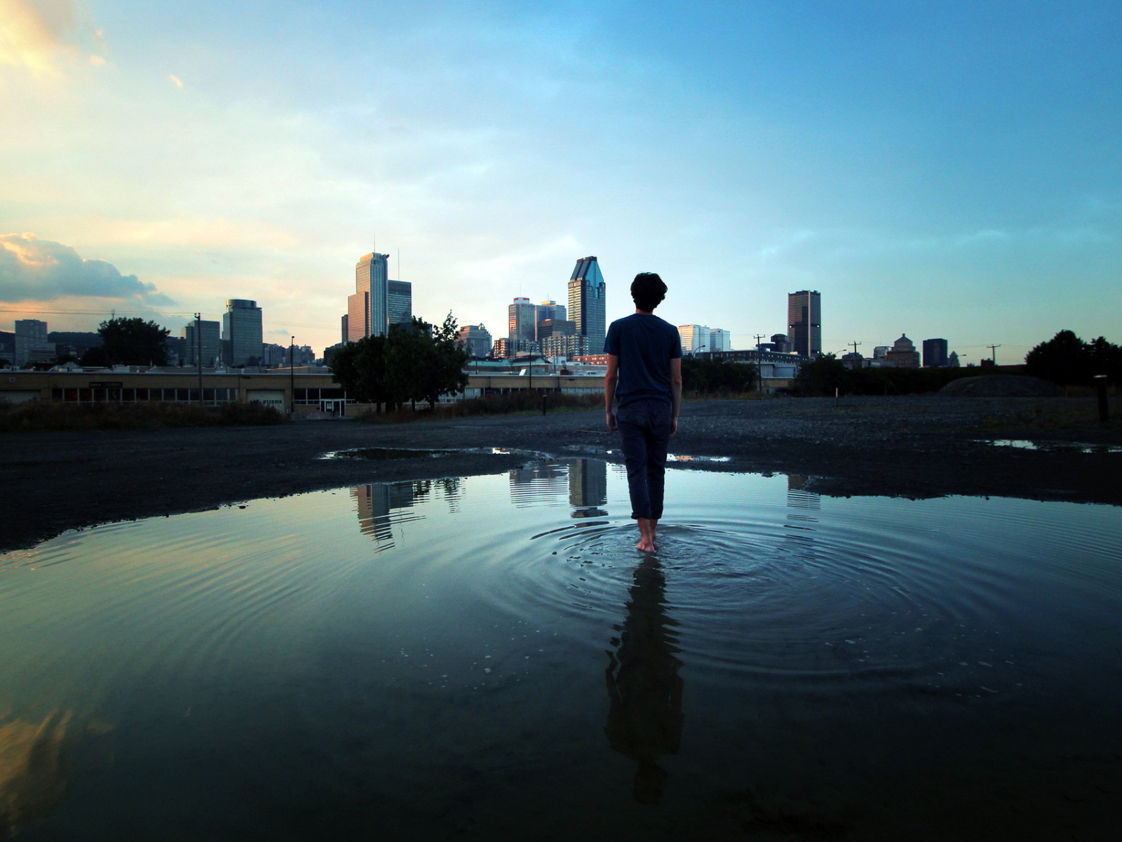 Человек идет по воде