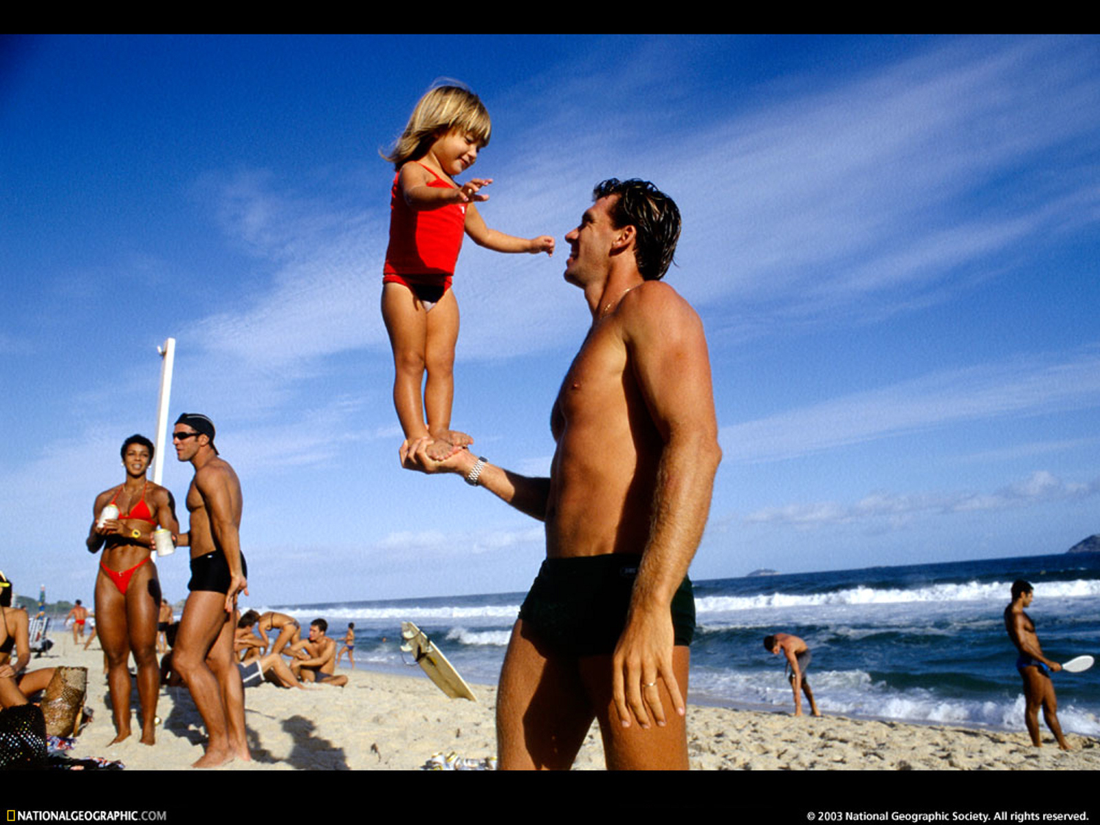 Ребенок на руке мужчины