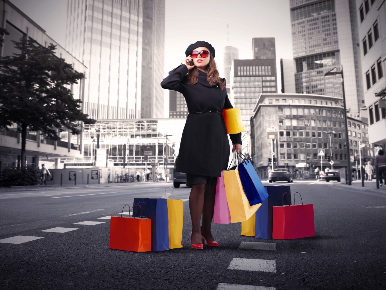 Девушка в черно белом городе