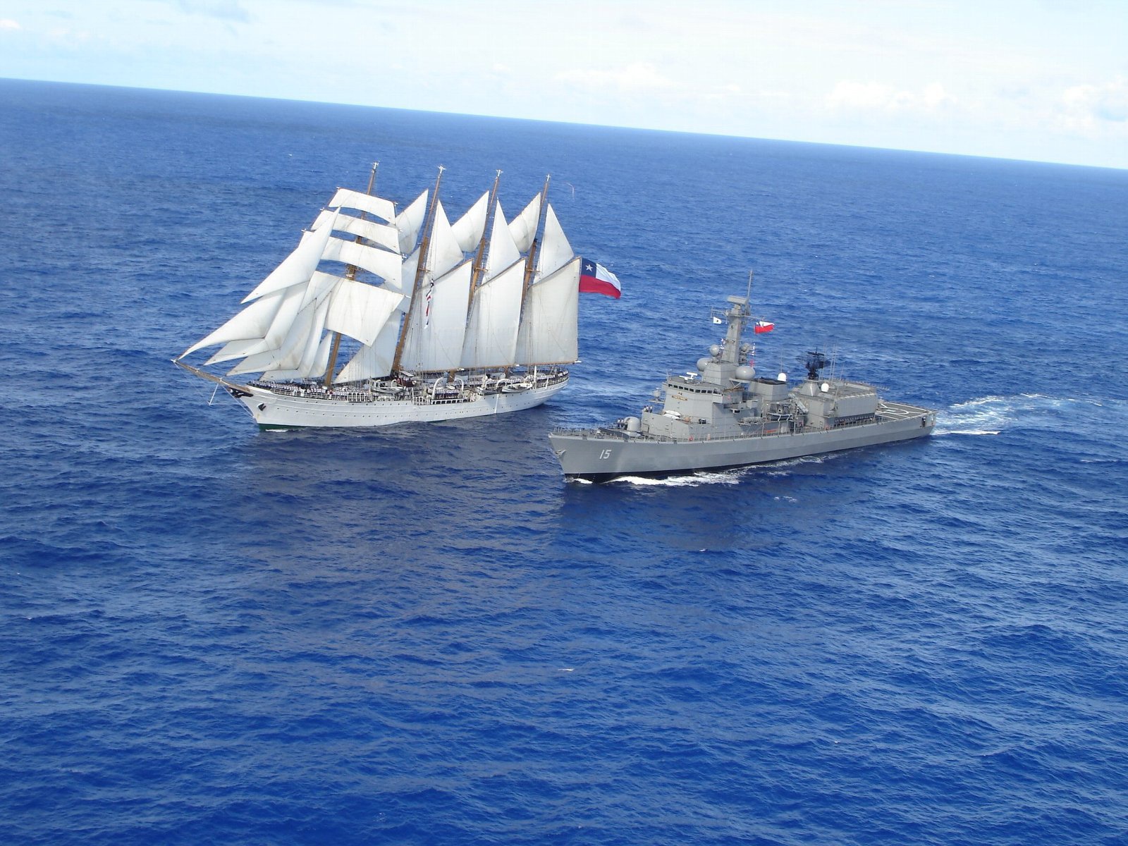 Парусный и военный корабли