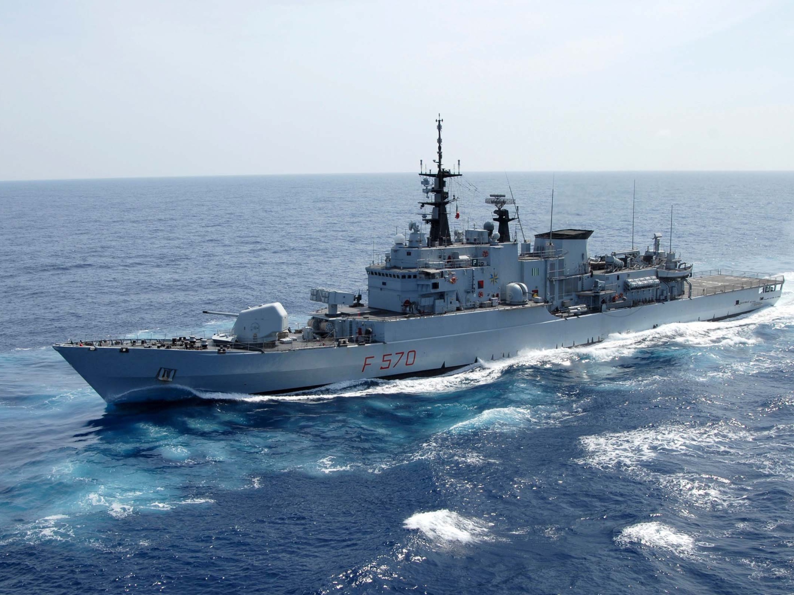 Боевой корабль в море