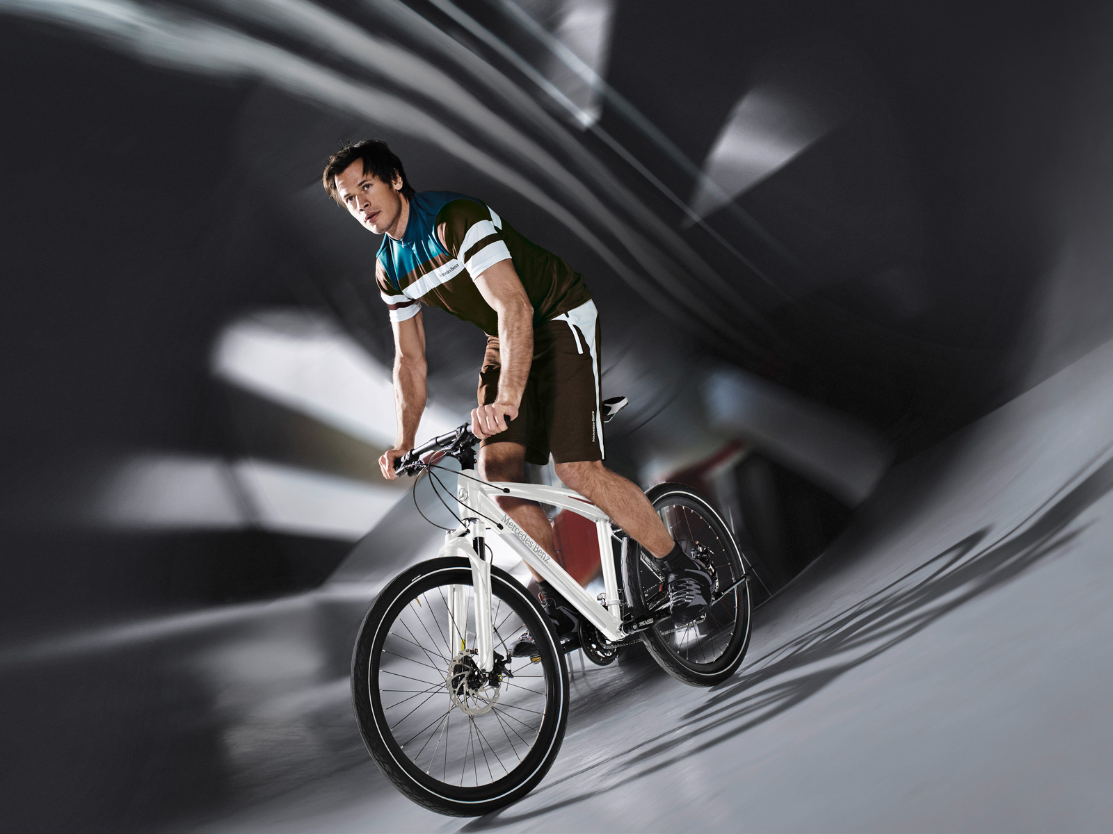 Спортсмен занимается фитнесом