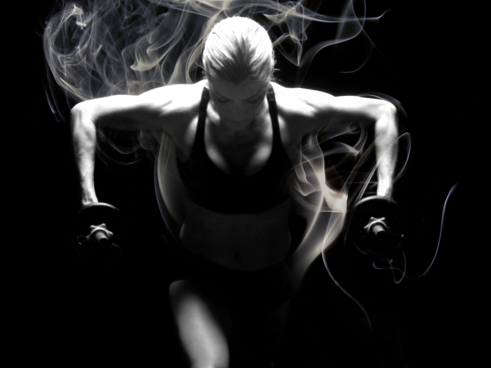 Спортсменка занимается фитнесом