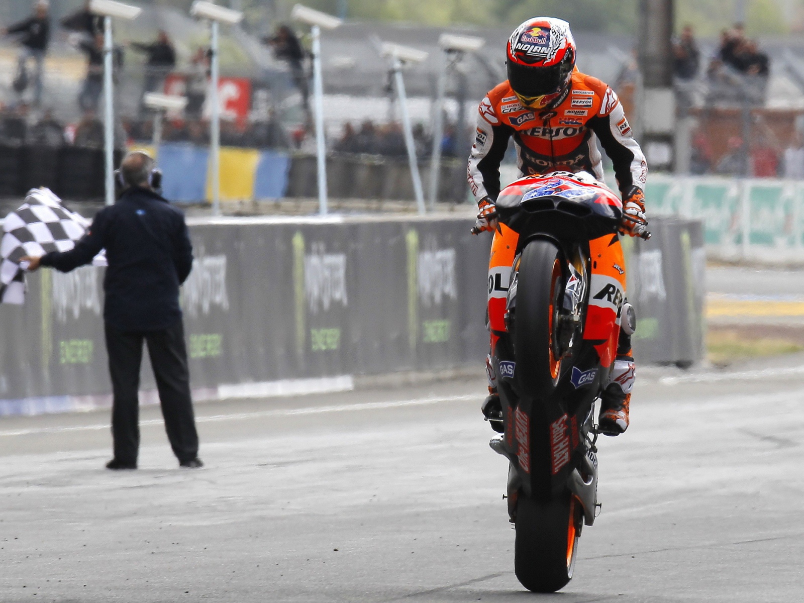 Стонер закончил гонку