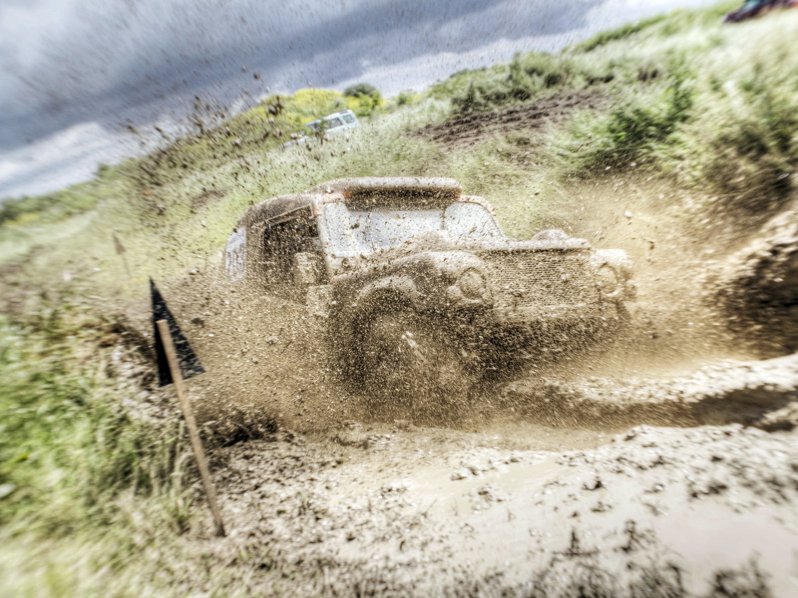 Автомобиль на кроссе